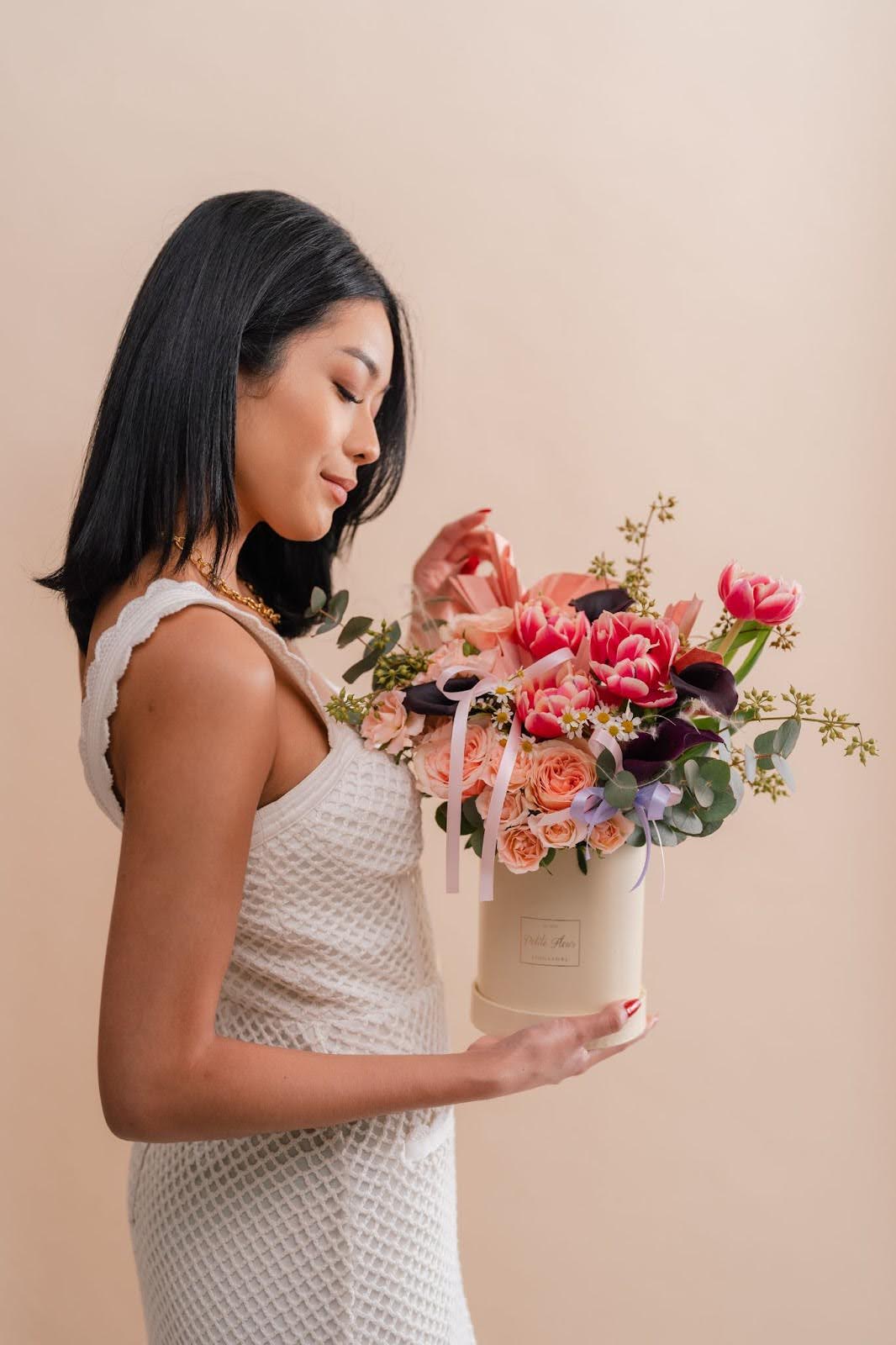 a person holding a bouquet of congratulatory flower